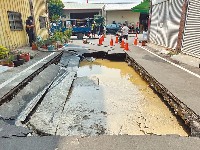 彰化市平和八街21日出现1个长5公尺、宽2公尺的长方形天坑，吓得附近民眾赶紧报警；经了解天坑是台水的水管爆裂造成，在地震前就已出现。（吴建辉摄）