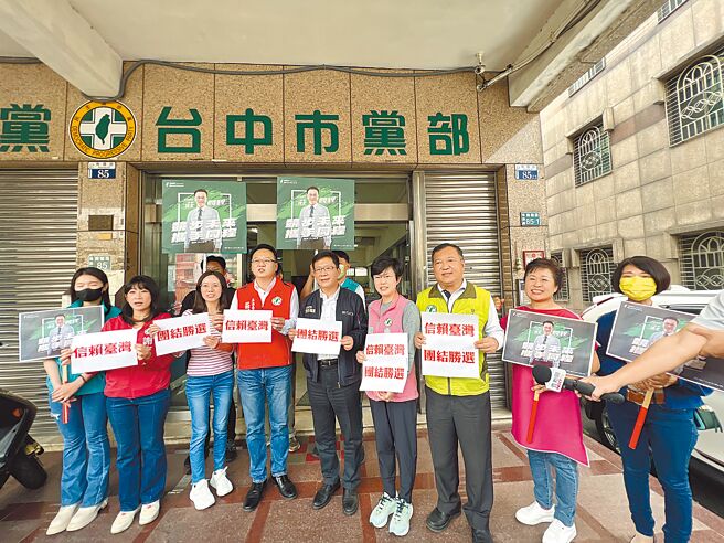 民进党开放党内立委初选登记第2天，现任立委张廖万坚（右五）、庄竞程（右六）在议员陪同下，21日完成登记。（林欣仪摄）