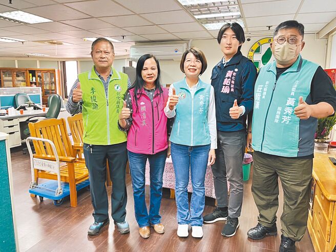 黄秀芳21日一早现身党部完成登记，她表示，服务彰化将近一半人生，未来也不会停下；至于面对党内出现挑战者，她必定全力以赴。（黄秀芳提供／吴建辉彰化传真）