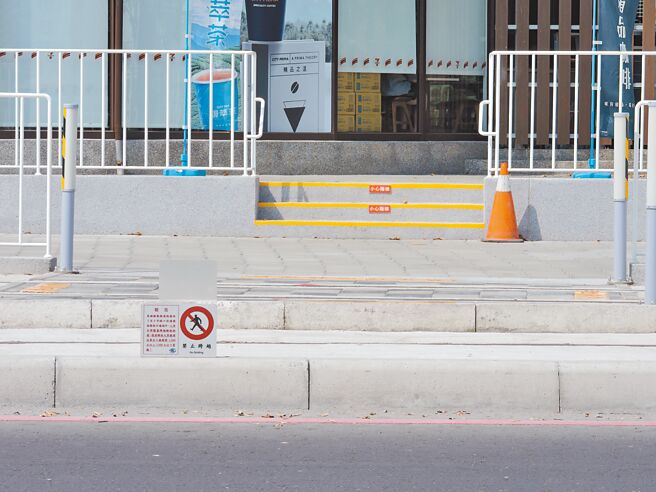 有民眾會為方便，無視「禁止跨越」告示，隨意穿越軌道區後抵達醫院。（洪靖宜攝）