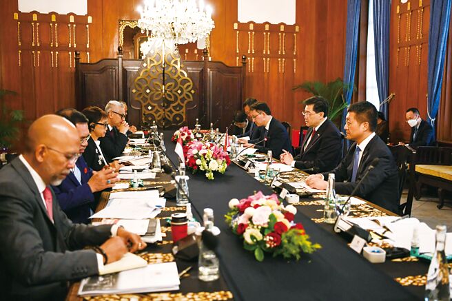 大陆外交部长秦刚2月下旬时，与印尼外交部长勒特诺日前共同发声，主张东协不能成为任何外部势力的代理人。（新华社）