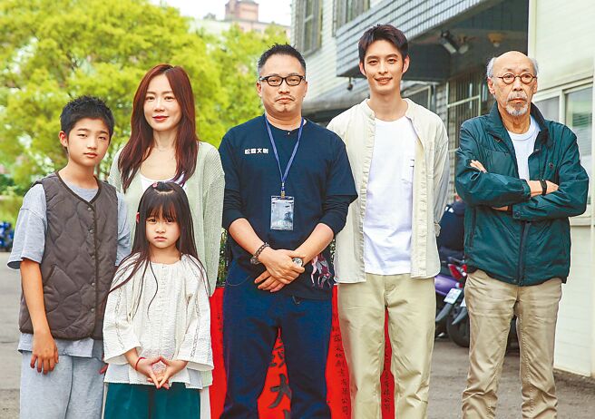 導演錢人豪（右三）昨帶演員白潤音（左起）、尹馨、林采潔、曹佑寧、馮淬帆出席開鏡儀式。（粘耿豪攝）