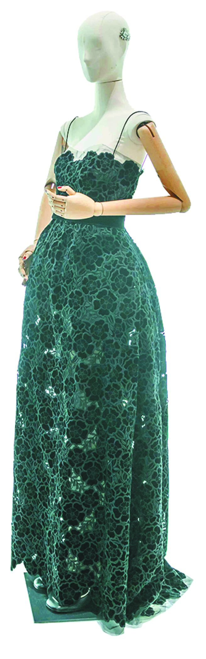 全球独一无二的顶级订制华服，现场陈列为设计样衣，待确认销售后，则样衣由总公司收回，不再陈列销售。（GUCCI提供）