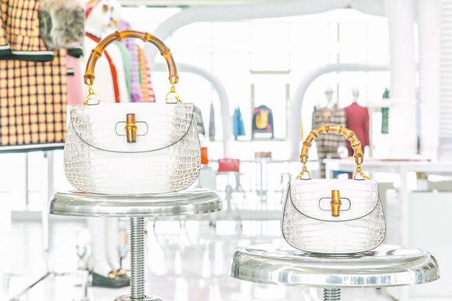 GUCCI艺术实验工坊珍稀皮革包款区域，其中两只喜玛拉亚鱷鱼皮革竹节包，早在媒体鑑赏会前便被顶级客层抢先订购了。（GUCCI提供）