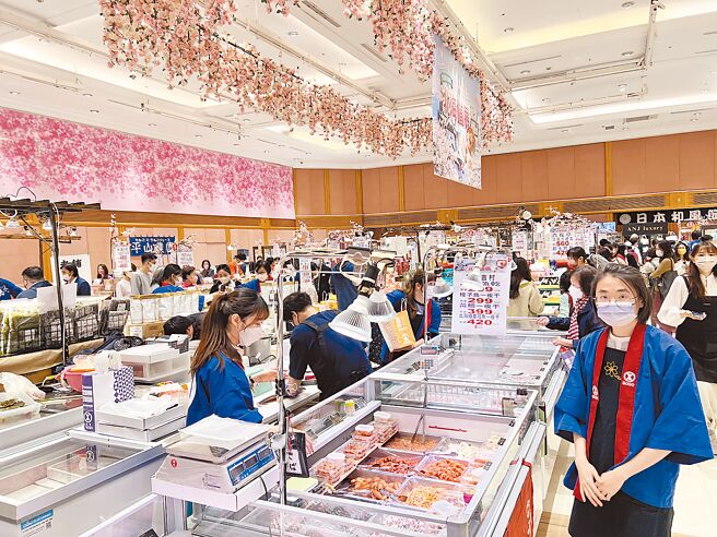 SOGO忠孝馆「春樱盛开北海道展」即日起至4月5日登场，预计16天业绩可破4500万元，较去年成长20％。（吴奕萱摄）