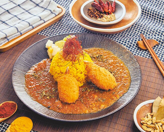 SOGO忠孝馆日本展初登场－大阪香料咖哩蟹爪奶油可乐饼咖哩饭，330元。（SOGO提供）