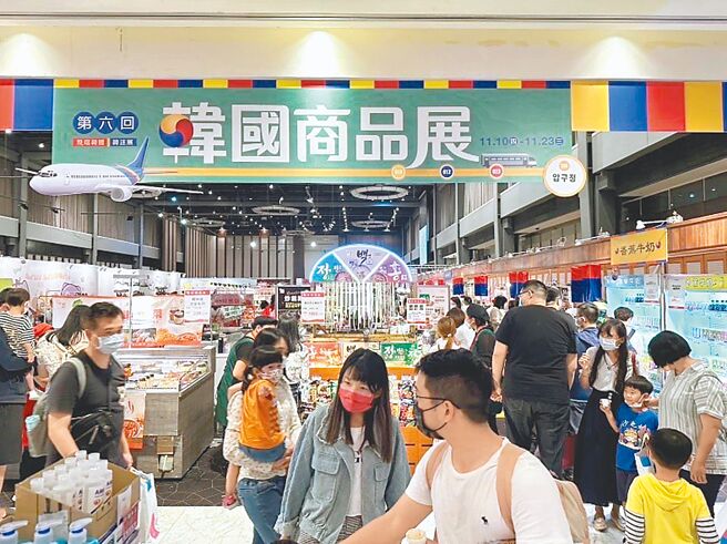 新光三越高雄左营店韩国商品展，网罗韩国道地小吃、特色韩式料理。（新光三越提供）