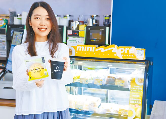 22日至4月18日到全家买指定中杯以上咖啡品项，即可用半价加购甜点。（陈俊吉摄）