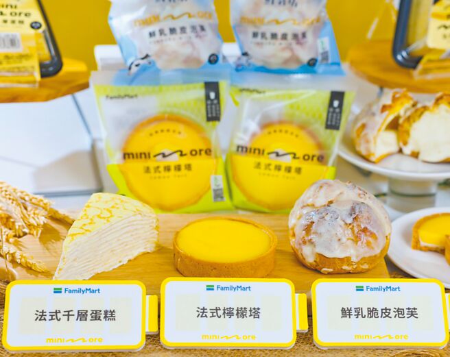 minimore明星商品包含法式千层蛋糕（左起）、法式柠檬塔、鲜乳脆皮泡芙，多种选择满足不同客群喜爱，42元起。（陈俊吉摄）