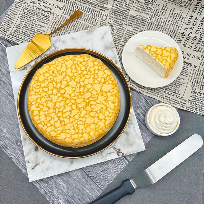 minimore也推随买预约取，品项包含「法式千层蛋糕8吋」，浓郁乳香搭滑顺香草鲜奶油，29日至4月18日2入特价960元。（全家提供）