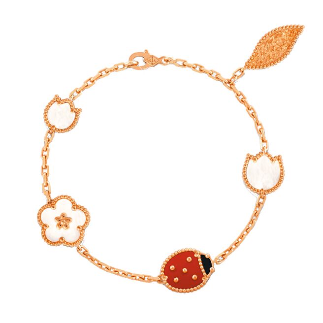 梵克雅宝Lucky Spring手炼，可爱的白梅花与瓢虫充满春天气息。（Van Cleef & Arpels提供）