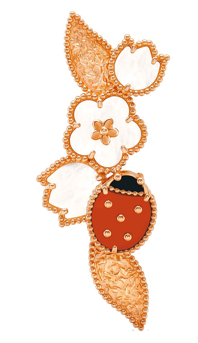 梵克雅宝Lucky Spring胸针，可爱的白梅花与瓢虫充满春天气息。（Van Cleef & Arpels提供）