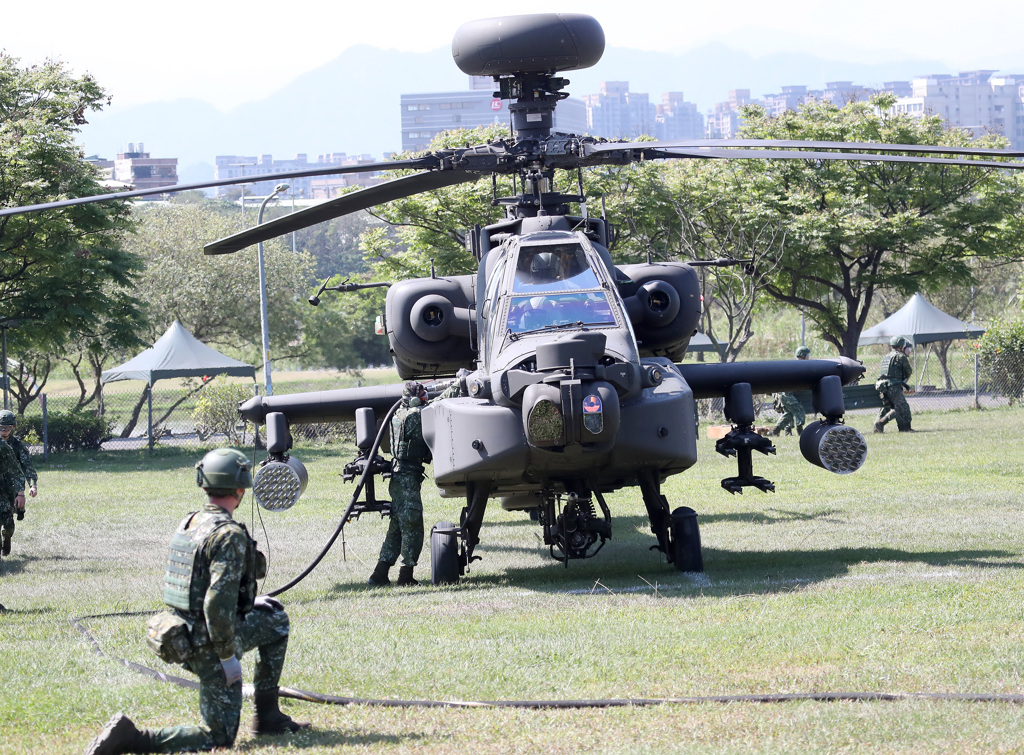 陸軍601旅第一攻擊作戰隊4架AH-64E阿帕契攻擊直升機編隊22日在新北市樹林河濱公園進行野戰整備，為阿帕契攻擊直升機進行加油演練。（鄭任南攝）
