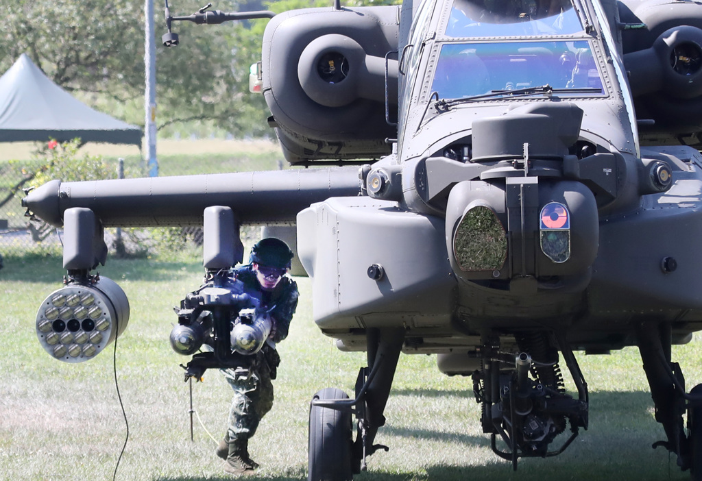 陸軍601旅第一攻擊作戰隊4架AH-64E阿帕契攻擊直升機編隊22日在新北市樹林河濱公園進行野戰整備，為阿帕契攻擊直升機掛載地獄火飛彈。（鄭任南攝）