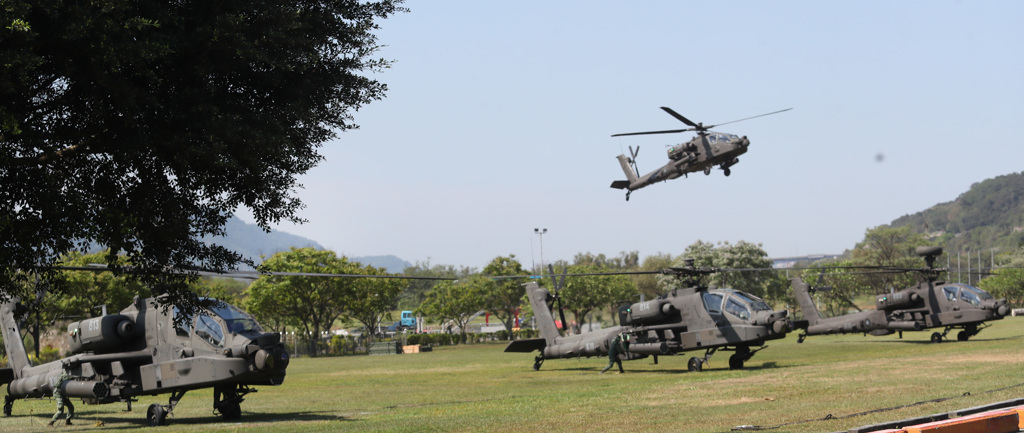 陸軍601旅第一攻擊作戰隊4架AH-64E阿帕契攻擊直升機編隊22日在新北市樹林河濱公園進行野戰整備，為阿帕契攻擊直升機進行加油與掛彈演練。（鄭任南攝）