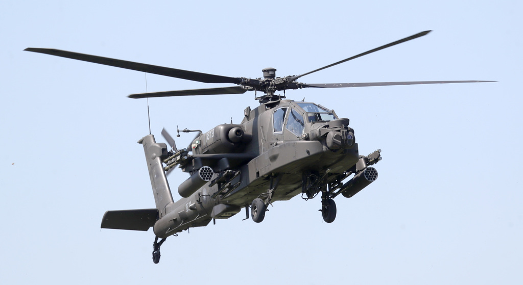陸軍601旅第一攻擊作戰隊4架AH-64E阿帕契攻擊直升機編隊22日在新北市樹林河濱公園進行野戰整備，編號819阿帕契攻擊直升機在掛載刺針飛彈後重新升空回航。（鄭任南攝