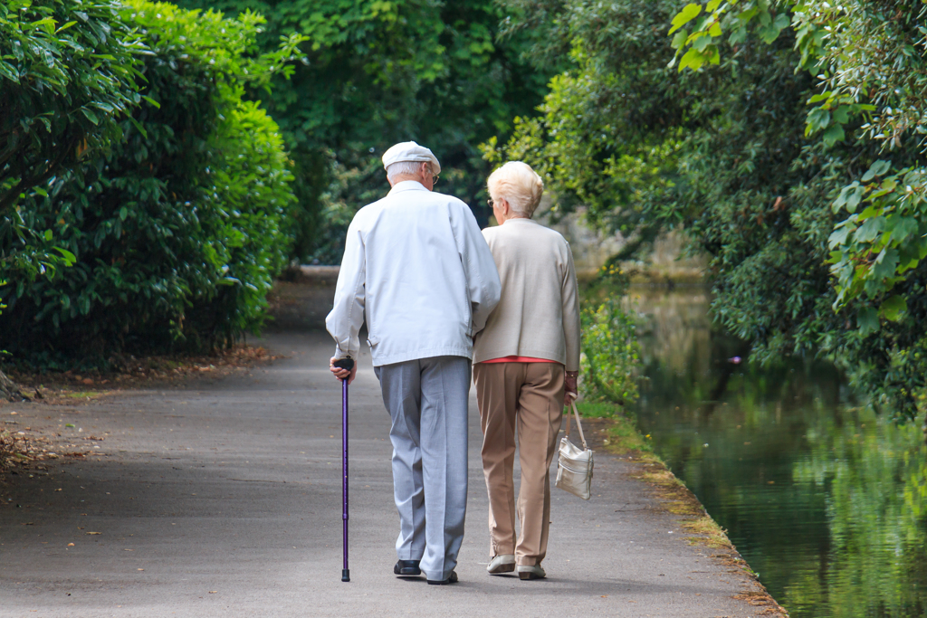 科学家说，边走边动脑的能力不一定会随年龄增长而退化，有些老人边走路边说话毫无问题。（图／Shutterstock）(photo:ChinaTimes)