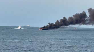 野柳漁港外海驚見火燒船「大量黑煙竄天」 海巡艦艇急滅火