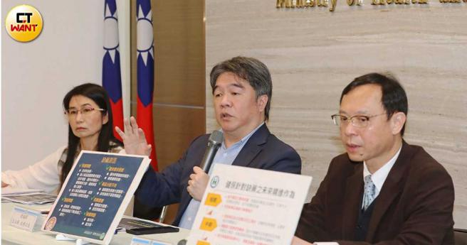 食药署署长吴秀梅、卫福部次长王必胜、健保署长石崇良说明4/1后调降5500项药品价格，有药师认为已经缺药还砍价，令人摸不着头绪。（图／刘耿豪摄）