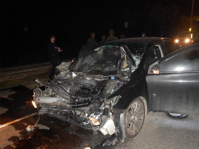 3月20日桃园杨梅发生轿车撞战车事故，导致轿车的车头全毁。（翻摄照片／蔡明亘桃园传真）