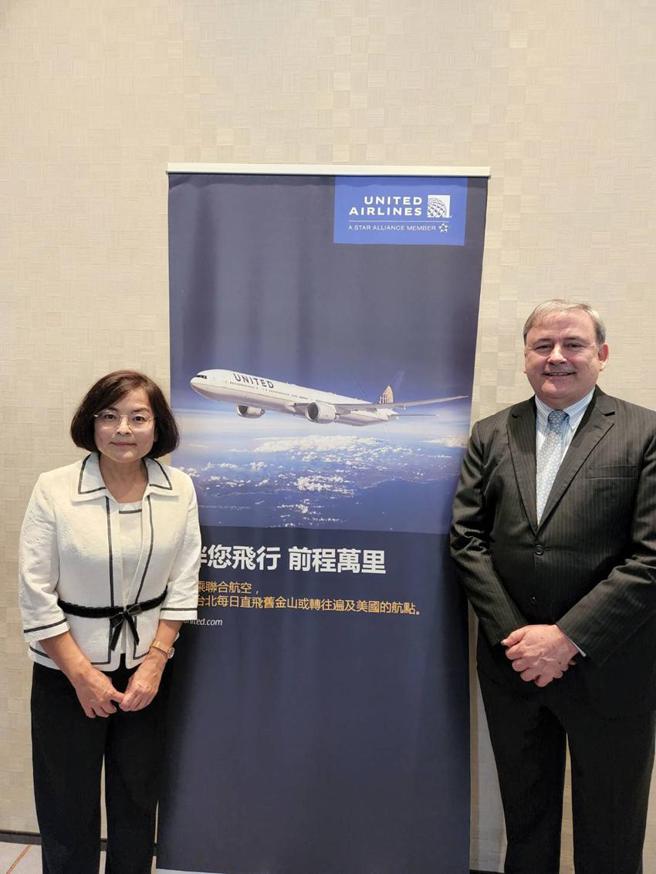 （美商联合航空可售座位英里(ASM)恢復至疫前逾9成。图为联航大中华区、韩国及东南亚区域销售董事戴亚斯(右)与台湾区业务总座唐静仪。图／邱莉玲）