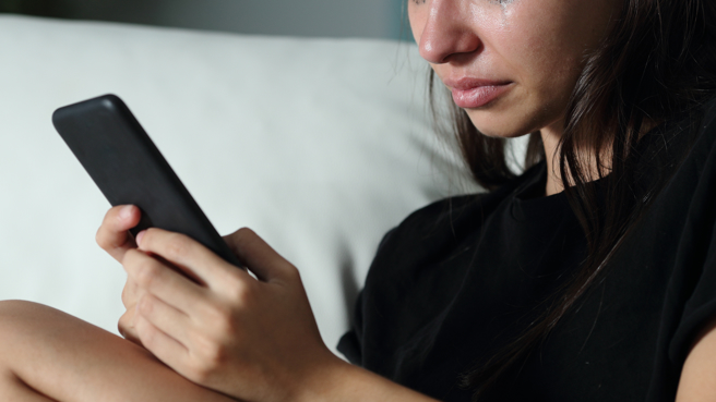 一名女网友表示，大学学妹曾替她看手相说「妳跟爸爸的缘分很浅」。（图／示意图，达志影像）