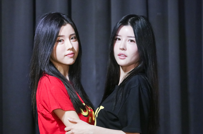 By2时隔四年来台（左起妹妹Yumi、姊姊Miko）。（图／中时资料照）