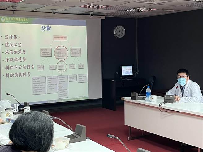 马皓玮医师表示，「抗利尿激素分泌不当症候群」有可能是特定药物或疾病引起，需仰赖医师临床经验找出病因才能根治。（卫福部基隆医院提供／徐佑升基隆传真）