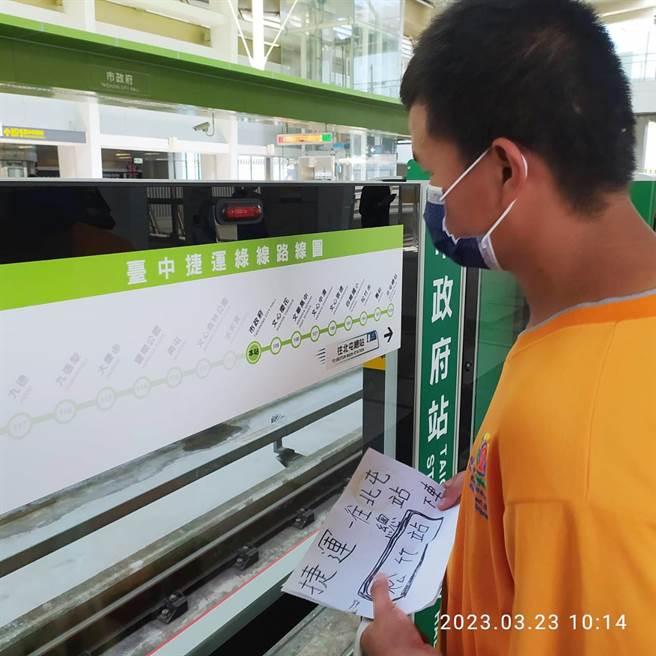 启明学校老师观察学生是否自己独力完成这项挑战任务，或协助提醒学生购票、进站及转乘等细节与步骤。（启明学校提供）
