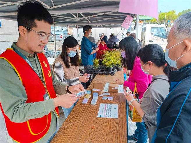 活动以捐赠3张发票换1株树苗，所得之发票全数捐赠给华山基金会作公益。(图／金门县林务所提供)