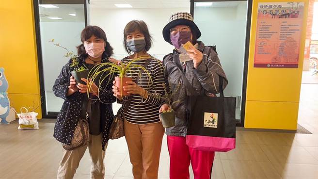 民眾换到自己喜爱的树苗都开心不已，不仅能做公益，还能植树美化家园爱地球。(图／金门县林务所提供)