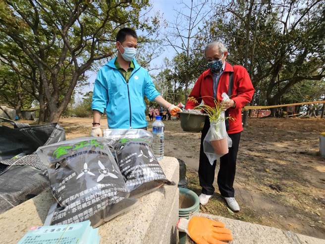 环保局贴心提供自制厨余堆肥赠与民眾，增加种植时土壤的有机质及肥力，让苗木顺利生长。(图／金门县林务所提供)