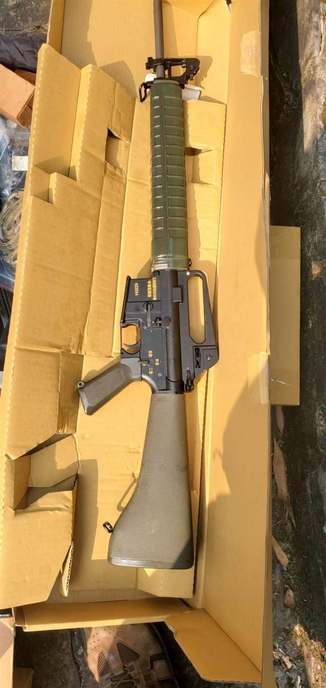 警方22日起獲的T65K2為OB設計工作室在2019年生產的操作槍，生產時槍管塞死，槍機也是實心。（翻攝照片）