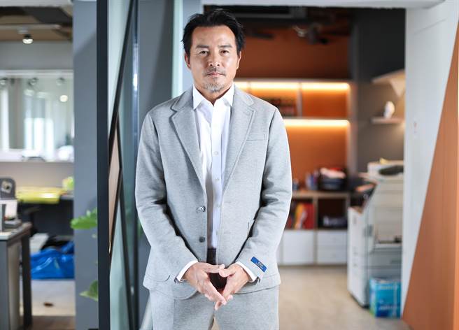 李铭顺再度演出工人「阿祈」，角色搞笑回归。（陈俊吉摄）