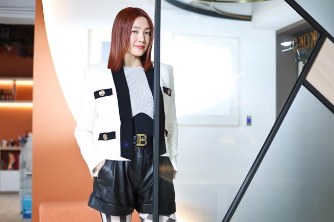 曾佩瑜在电影版「回春」，化身美丽的柜姐。（陈俊吉摄）