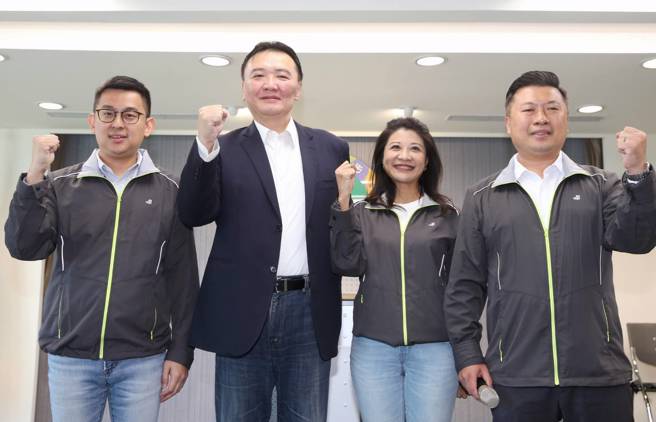 民进党秘书长许立明（左二）23日召开记者会，除原发言人新闻部主任张志豪（右一），增加发言人立委林楚茵（右二）与新北市议员卓冠廷（左一）。（王英豪摄）