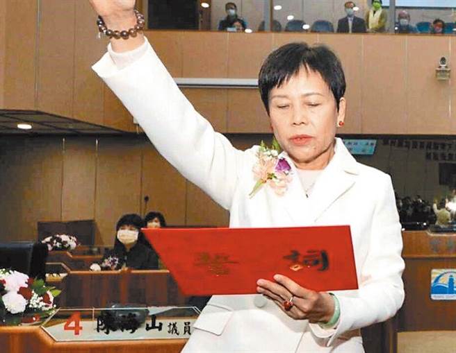 澎湖县议会国民党籍议长刘陈昭玲（图中人物）、机要秘书陈淑美涉人事关说收贿遭地院羁押禁见，2人不服羁押提出抗告，高雄高分院23日先驳回陈女抗告，刘陈昭玲部分尚未裁定。（本报资料照）