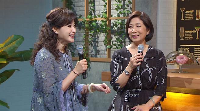 方季惟（左）和江念庭曾为同门师姐、师妹，感情相当深厚。（年代提供）