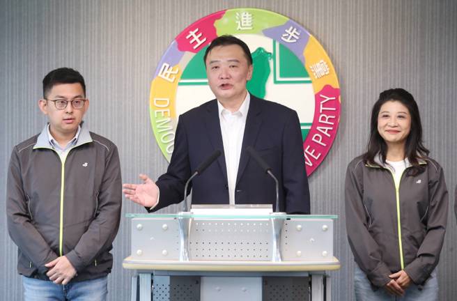 民进党秘书长许立明（中）23日召开记者会，介绍新上任发言人立委林楚茵（右）与新北市议员卓冠廷（左）。（王英豪摄）