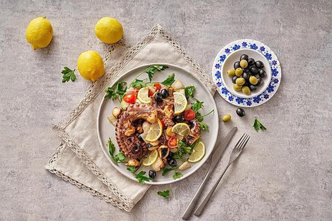 （六福万怡酒店「叙日」自助餐厅全新料理「加利西雅辣炒章鱼」，是下酒下饭的美味菜肴。图／六福旅游集团提供）