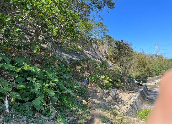 外埔区马鸣里虎尾寮段701地号边坡坍方，恐危及周围民眾的生命安全！（陈世宗摄）