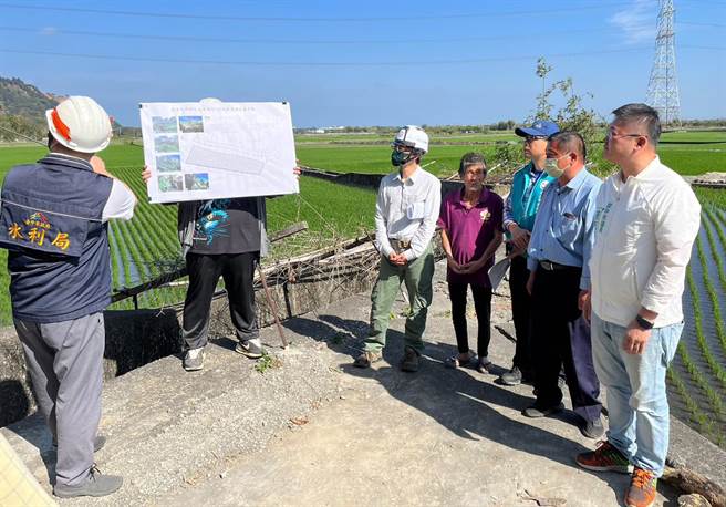 市议员施志昌（右）今天邀集农委会水保局等单位，前往现场会勘施作情形。（陈世宗摄）