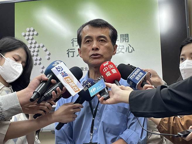 交通局長謝銘鴻表示，行人綠燈早開時相創造行人與汽機車雙贏局面。（劉彥宜攝）