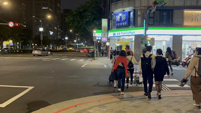 交工處表示，行人綠燈早開時相將於3月底擴大至24所國中、小路口。（台北市交通局提供／劉彥宜台北傳真）