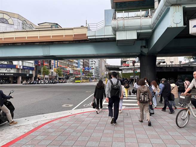 交工處表示，將於明年完成八橫八縱主要幹道路口的行人綠燈早開時相。（台北市交通局提供／劉彥宜台北傳真）