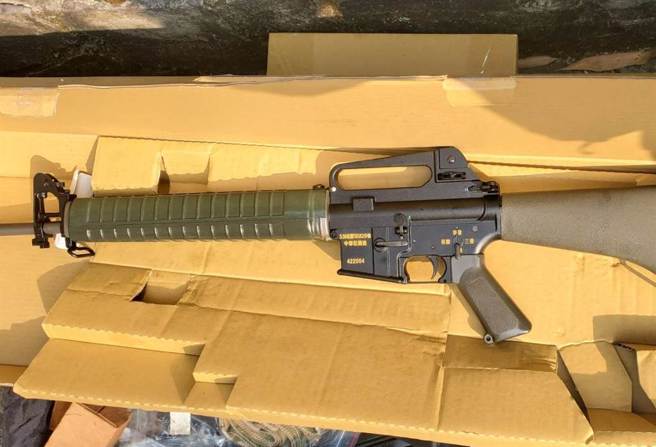 国军遗T65K2步枪为模型枪非军方外流 ，大量制式弹药清查中。(李奇叡翻摄)