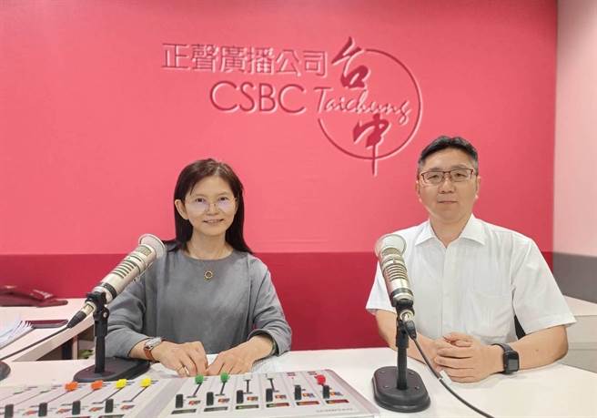 霧峰警分局分局長陳祥麟日前下午親至正聲廣播電台接受專訪，暢談警局高肇事路口防制作為、行人正義大執法、新世代打擊詐欺策略行動。（霧峰警分局提供／潘虹恩台中傳真）