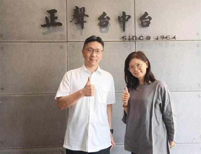 霧峰警分局分局長陳祥麟日前下午親至正聲廣播電台接受專訪，暢談警局高肇事路口防制作為、行人正義大執法、新世代打擊詐欺策略行動。（霧峰警分局提供／潘虹恩台中傳真）