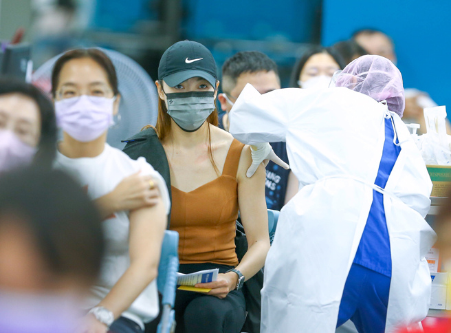 大黑数时代来了，医师透露不少慢性病患者怕爆。图为民眾打疫苗的画面。（本报系资料照）