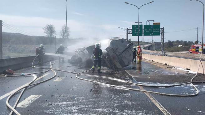 台61线苗栗县后龙镇北上112公里处发生载运甲醇槽车翻覆起火。（读者提供／谢明俊苗栗传真）